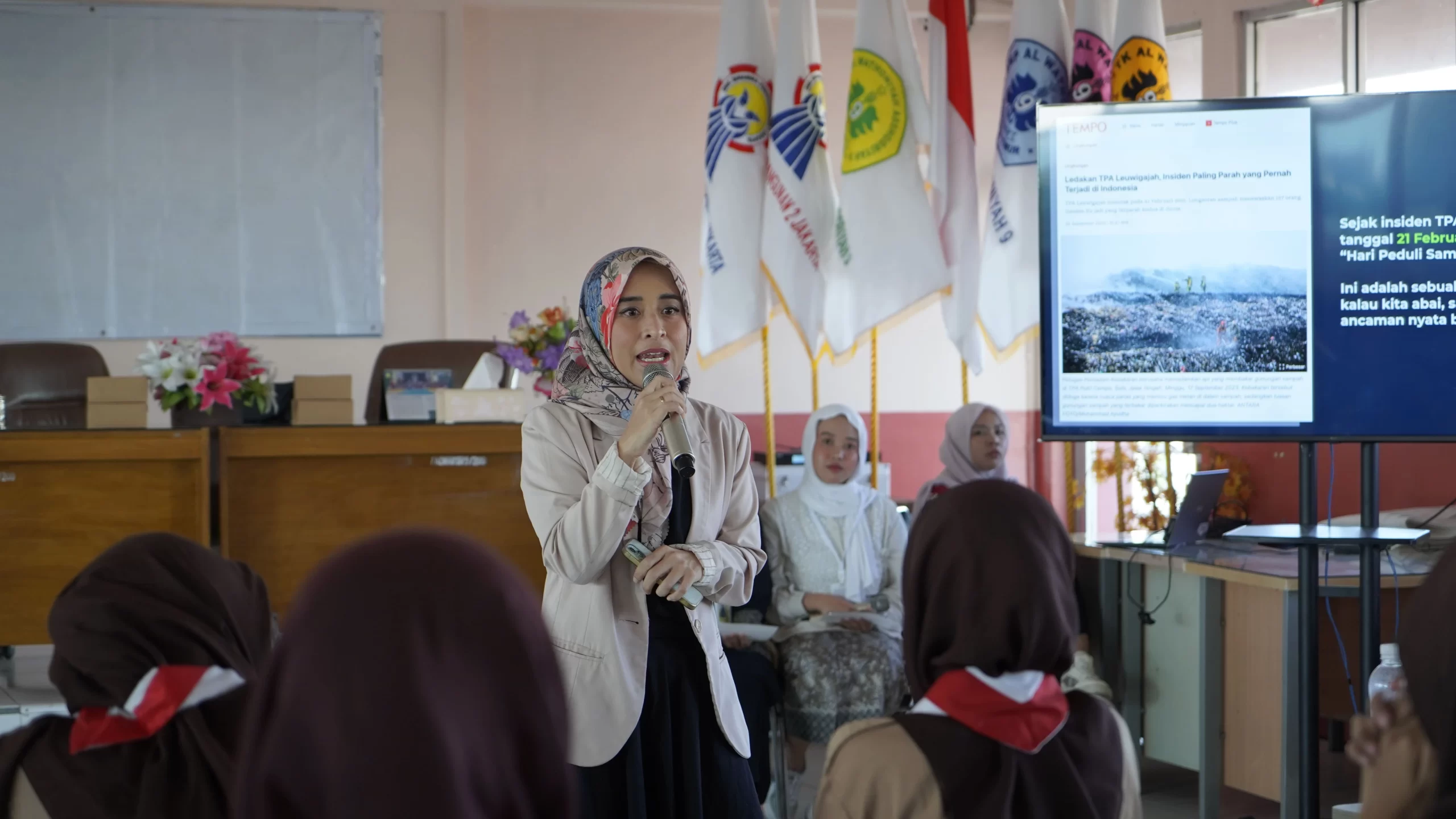 Empowering Youth for Waste Awareness: A Special Earth Day Event 13 Yayasan Mahija parahita nusantara