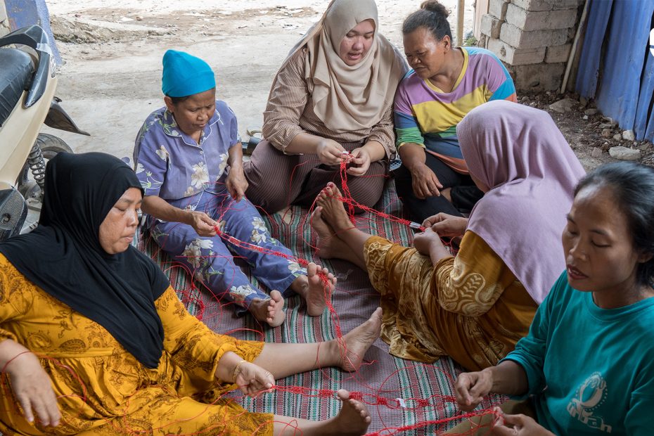 Berdayakan Komunitas Pejuang Daur Ulang, 20 Ibu Buat Tas dari Plastik 2 Yayasan Mahija parahita nusantara